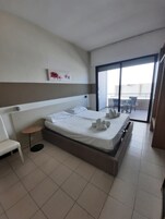 In-room safe, desk, bed sheets
