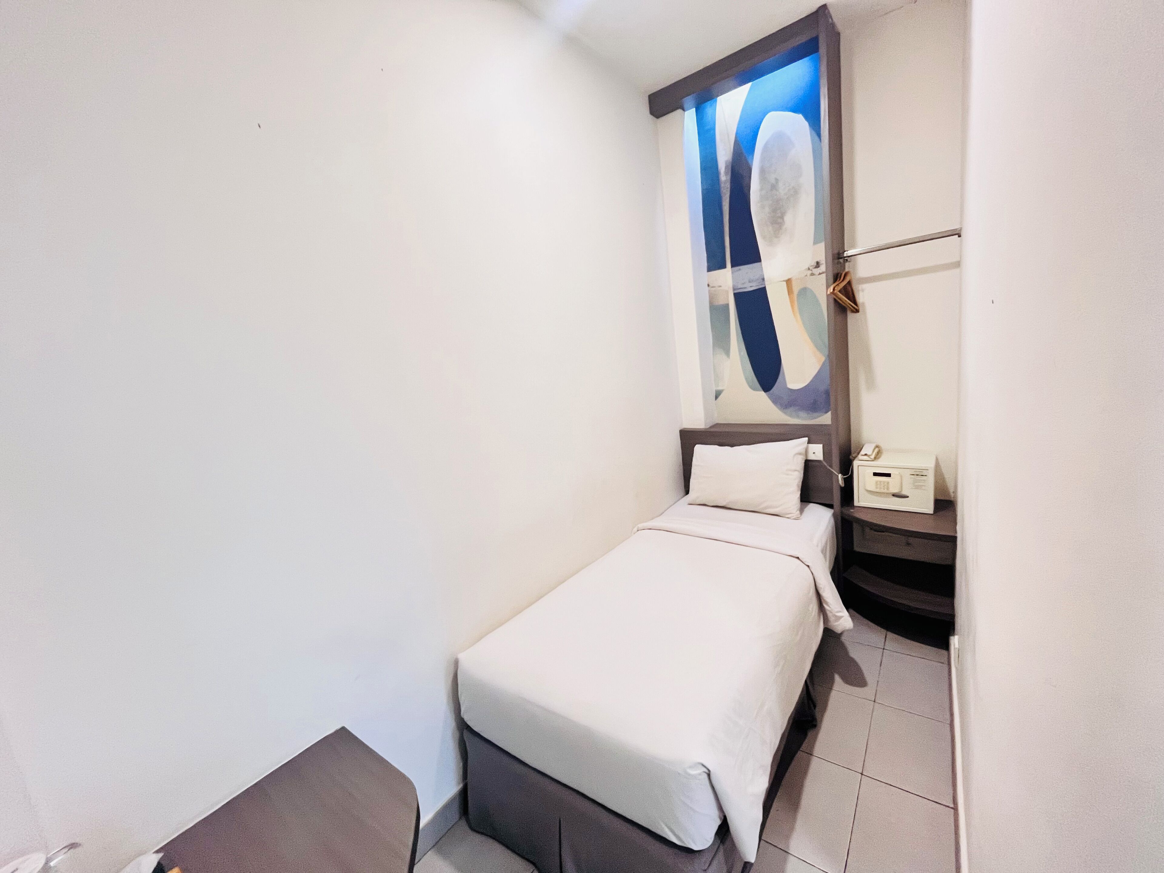 Business Single Room | In-room safe, desk, free WiFi