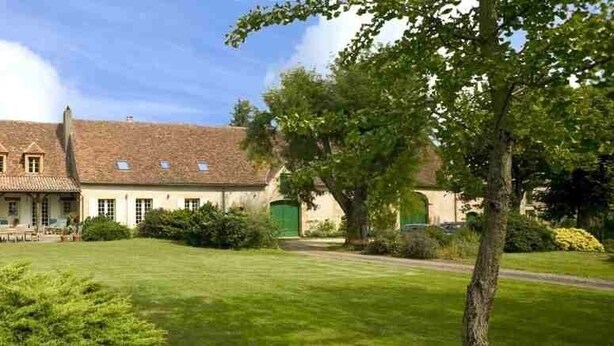 A traditional house with a large lawn, a garden, and a driveway. - Domaine Maison DoDo (Lamonzie-Saint-Martin)