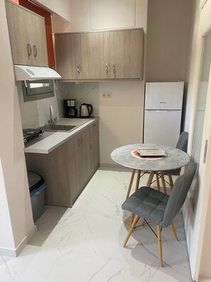 コーヒー / ティーメーカー、冷蔵庫、コンロ、電気ポット