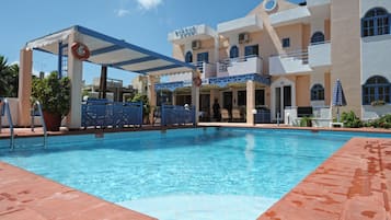 Piscina externa sazonal, guarda-sóis, espreguiçadeiras