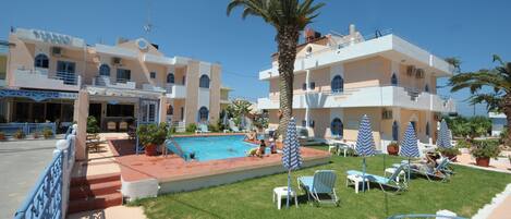 Sæsonbestemt udendørs pool, parasoller, liggestole