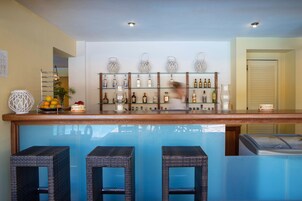 Bar junto a la piscina