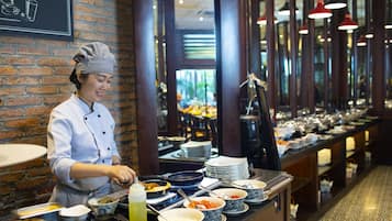 Breakfast, lunch, dinner served; international cuisine