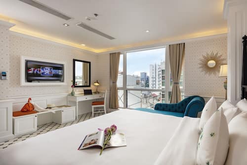 Minibar, in-room safe, desk, iron/ironing board