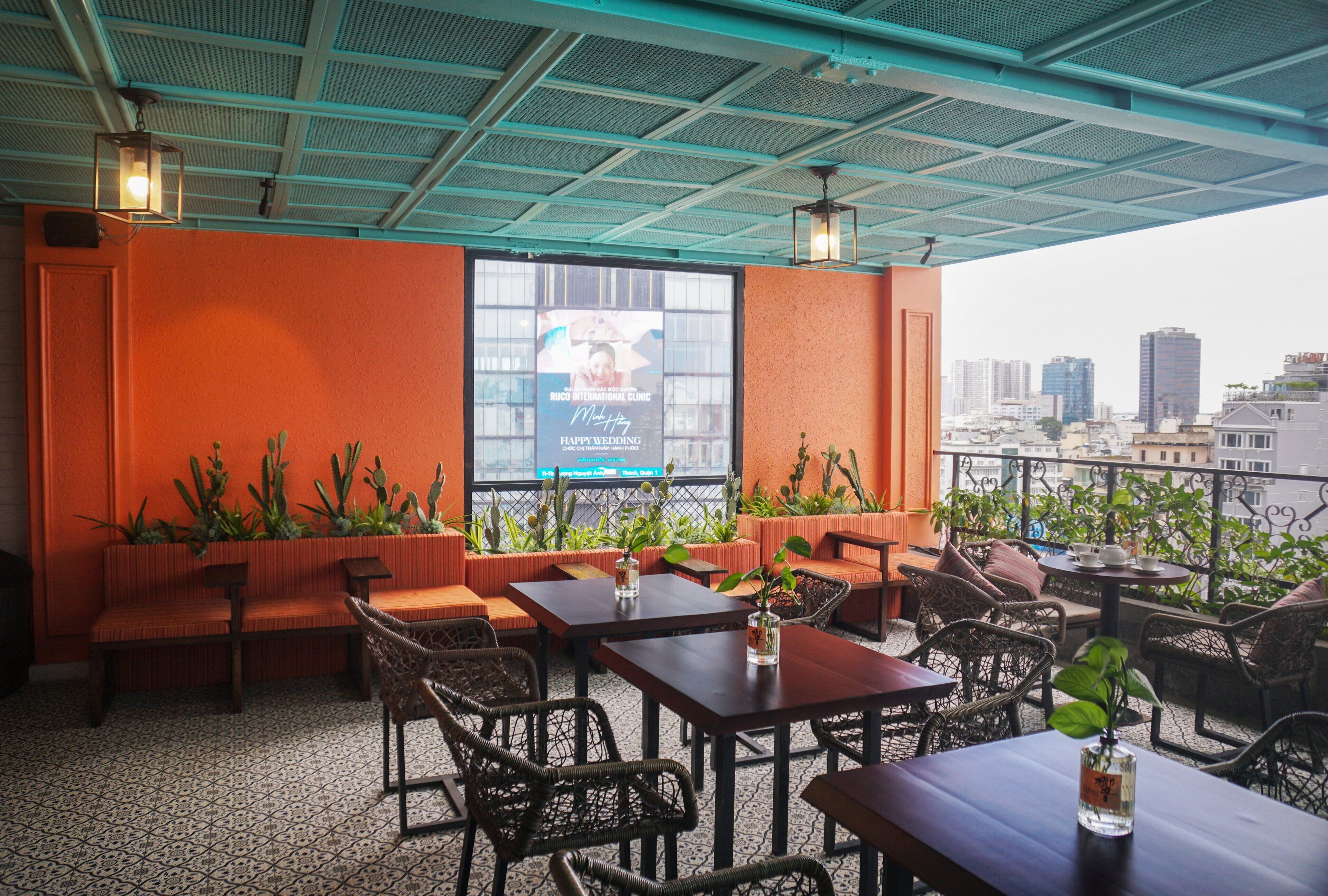 Quầy bar bên hồ bơi