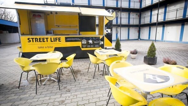 Outdoor dining - Hotel Pracowniczy Metro (Warsaw)