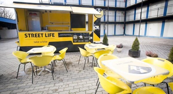 Outdoor dining - Hotel Pracowniczy Metro (Warsaw)