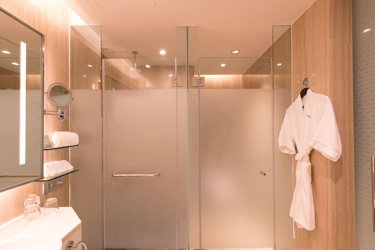 Artículos de tocador gratuitos, secador de pelo, batas, pantuflas