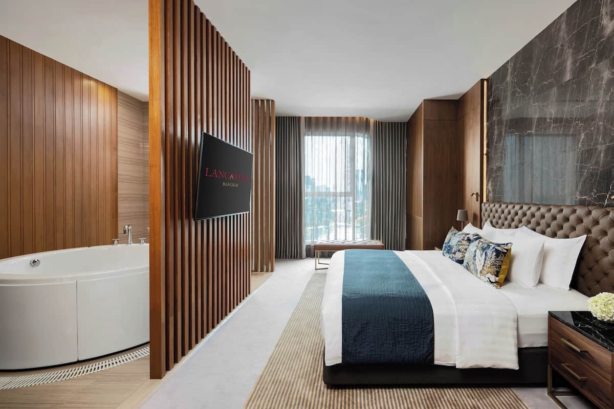 Suite (Sky Garden) | Een minibar, een kluis op de kamer, een bureau, verduisterende gordijnen