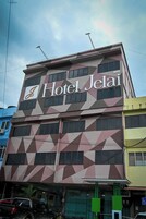 Un edificio de varios pisos con el letrero