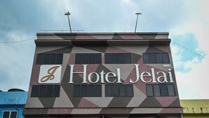 A multi-story building with a geometric facade and the sign "Hotel Jelai" prominently displayed. - Hotel Jelai Raub (Raub)