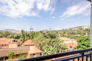 办公桌、笔记本电脑工作区、遮光窗帘、隔音