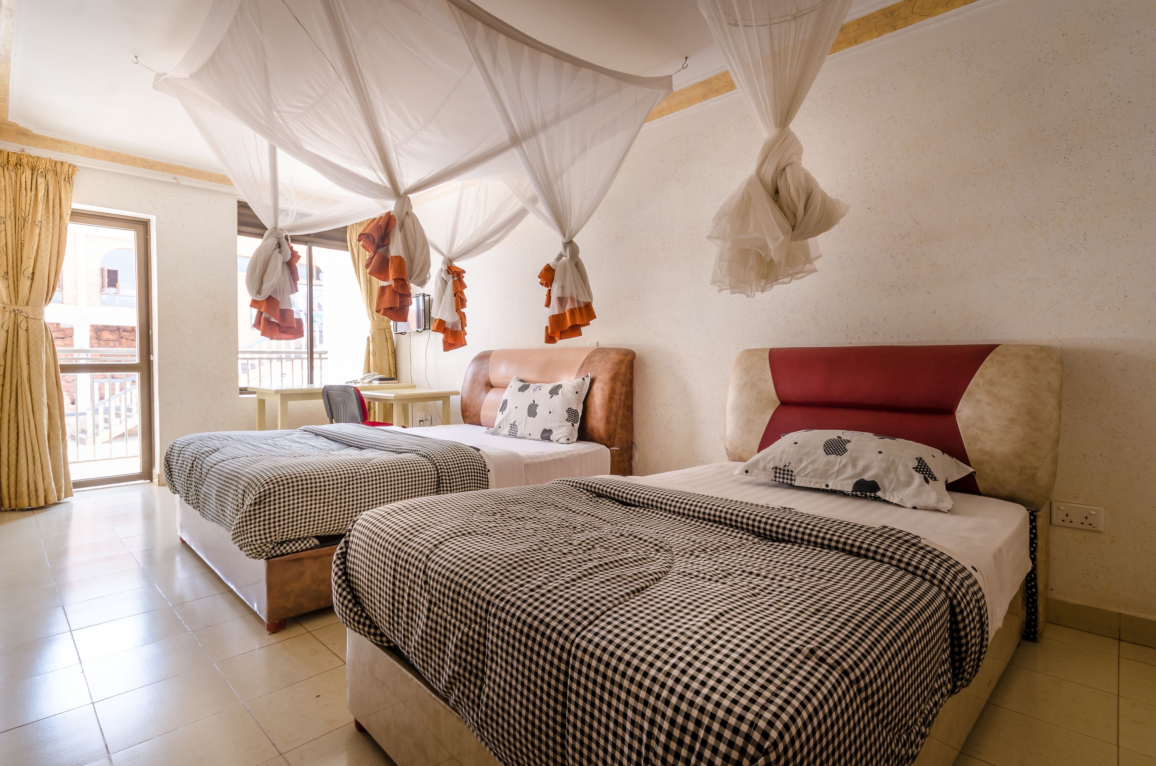 Kamar Twin Standar | Meja kerja, ruang kerja ramah laptop, dan tirai kedap cahaya