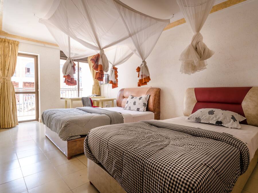 Standaard Twin kamer | Een bureau, een laptopwerkplek, verduisterende gordijnen