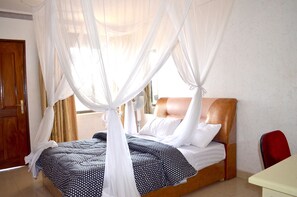 Desk, laptop workspace, blackout drapes, soundproofing - Nob View Hotel (Kampala)