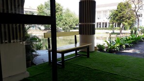 Front of property - We Train Hotel Donmuang - Hostel (Bangkok)