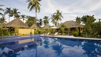 2 outdoor pools