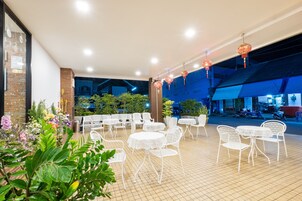 Fachada de la propiedad por la tarde o noche