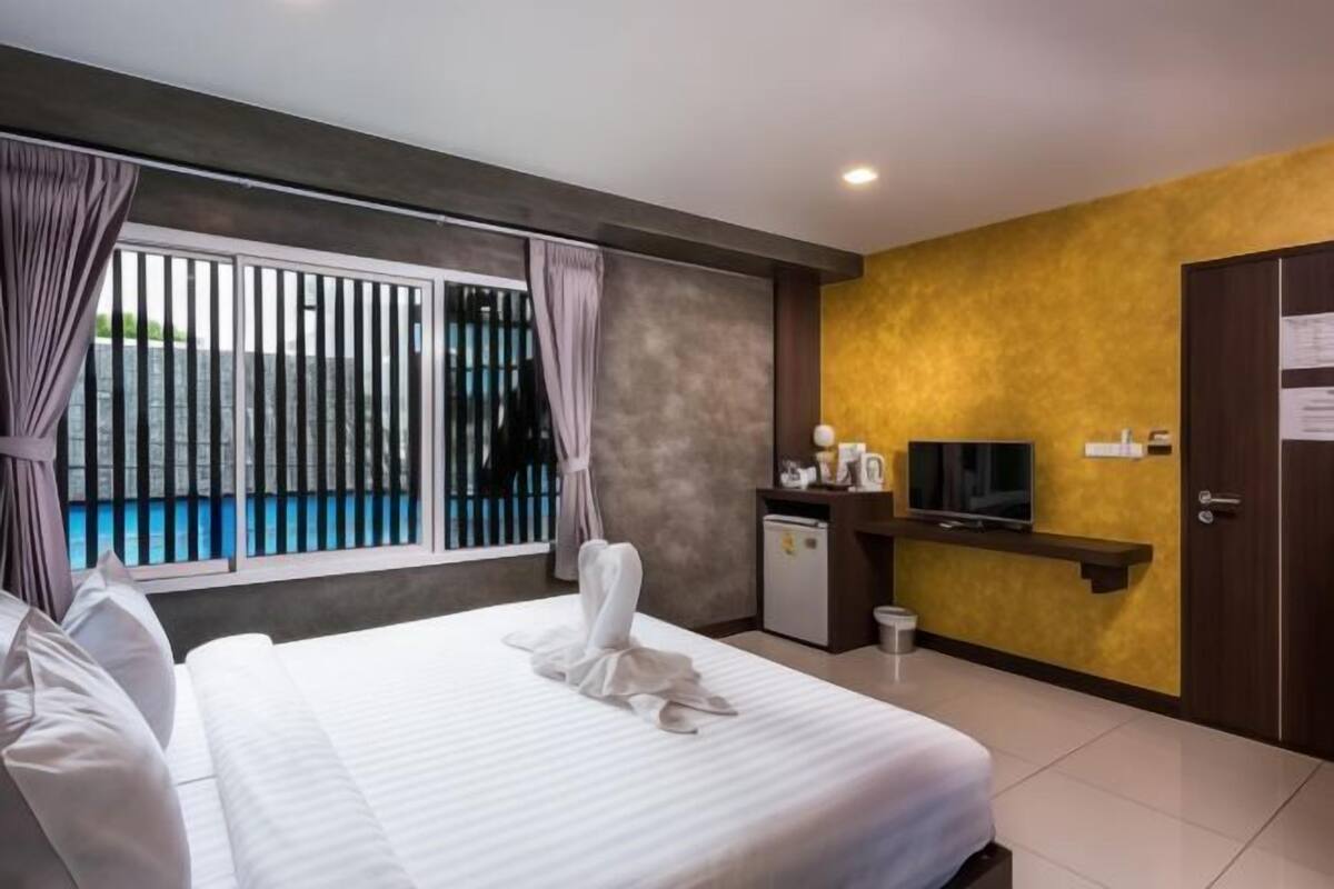 Minibar (free items), in-room safe, desk, blackout drapes