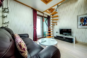 Royal Crown | Living area | 35-inch flat-screen TV with cable channels, TV