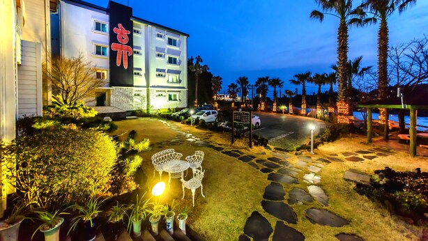 Bagian depan properti - sore/malam