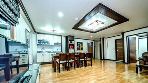 Dynasty | Makan di kamar