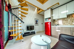 Royal Crown | Living area | 35-inch flat-screen TV with cable channels, TV