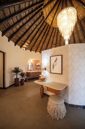 蜜月套房 | 埃及棉床单、高档床上用品、迷你吧、办公桌