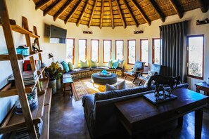 2 bars/lounges