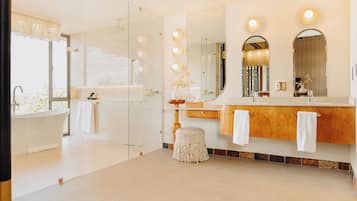 Habitación de lujo | Baño | Bañera y ducha independientes y bañera profunda