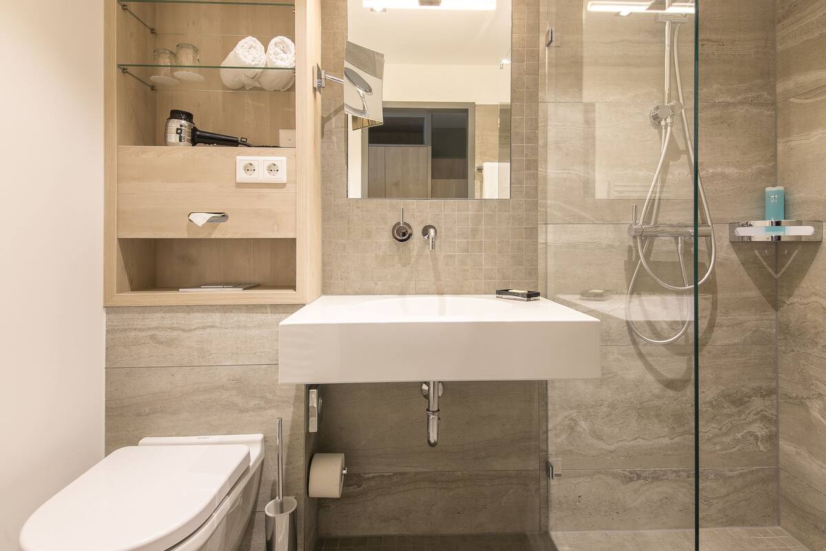 Ducha, secador de pelo, albornoces y toallas