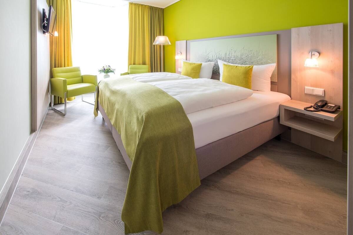 Habitación clásica doble | Ropa de cama hipoalergénica, minibar, caja fuerte y wifi gratis