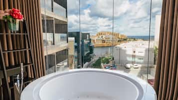 ラグジュアリー スイート ジェットバス パーシャルシービュー | 屋内スパ浴槽