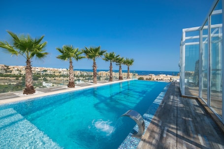 Una piscina al aire libre de temporada