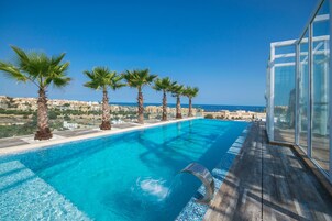 Una piscina al aire libre de temporada