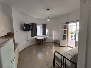 Basic Apartment (Quadruple) | In-room dining - Albatross Studios & Apartments (Malevizi)