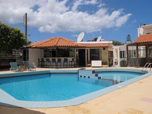 Outdoor pool, pool umbrellas, sun loungers