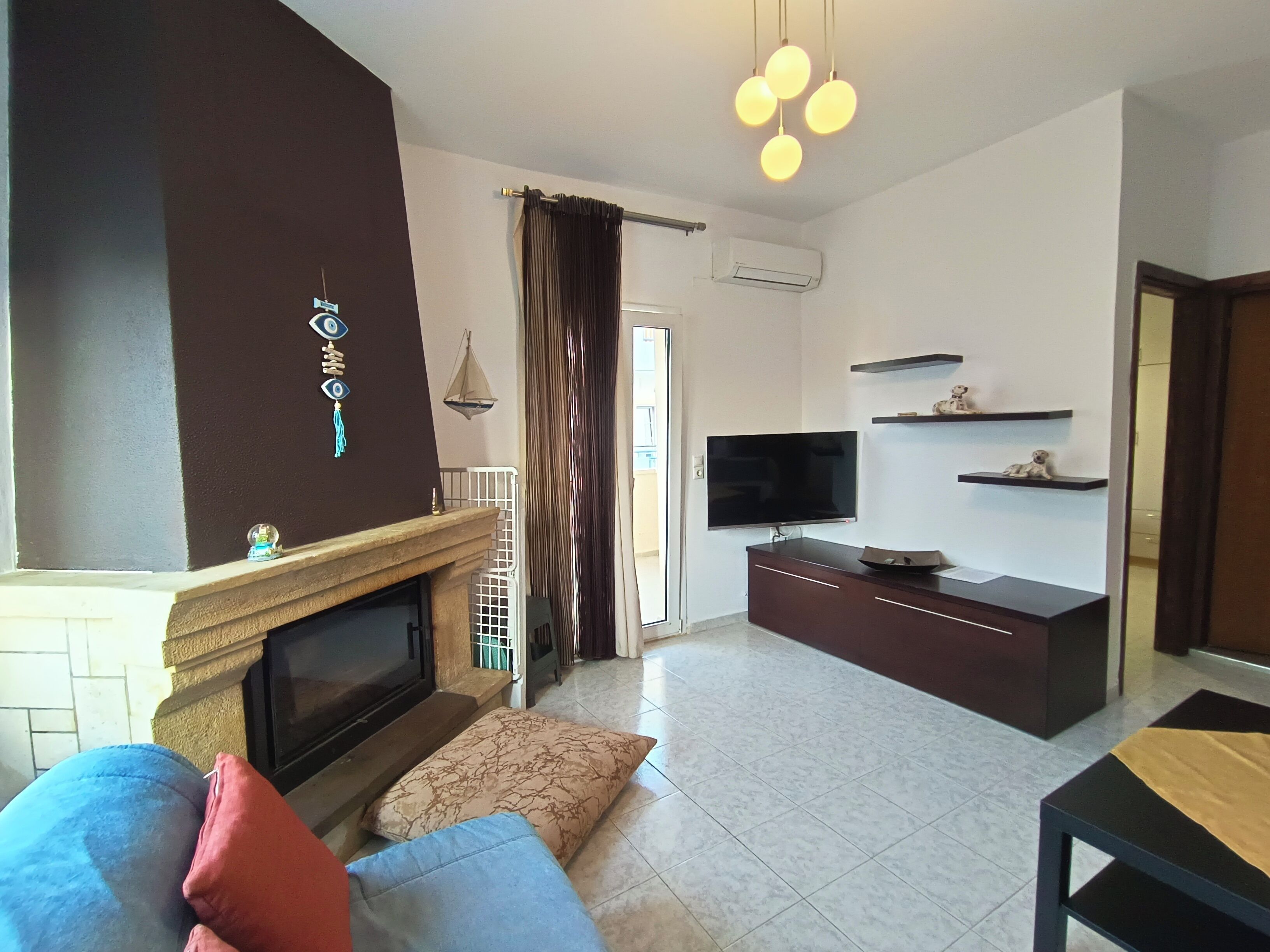 Casa familiar | Área de sala de estar | Televisión LED de 50 pulgadas con canales digitales y televisión 