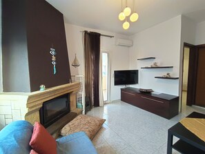 家庭独立别墅 | 起居区 | 50-英寸LED 电视 （配备数码频道）、电视