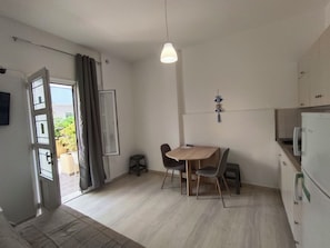 Basic Apartment (Triple) | In-room dining - Albatross Studios & Apartments (Malevizi)