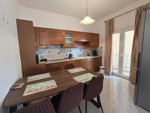 Family House | Private kitchen | Fridge, microwave, oven, stovetop - Albatross Studios & Apartments (Malevizi)