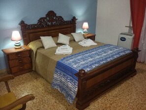 Double Room, Shared Bathroom | Premium bedding, desk, iron/ironing board, free WiFi - The Prime B&B (Pisa)