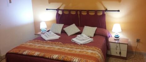 Premium bedding, desk, iron/ironing board, free WiFi