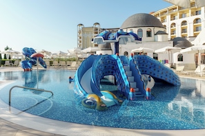 Una piscina techada, una piscina al aire libre