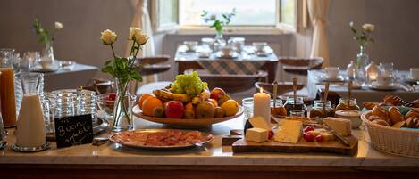 Café da manhã com buffet grátis todos os dias