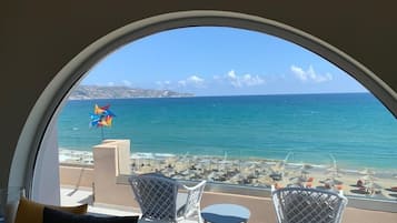 Blue Suite Sea Front | 1 slaapkamer, een kluis op de kamer, individueel gedecoreerd