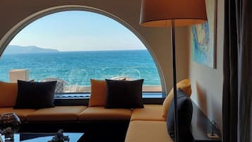 Blue Suite Sea Front | 1 kamar tidur, brankas, didekorasi berbeda-beda, dan kedap suara