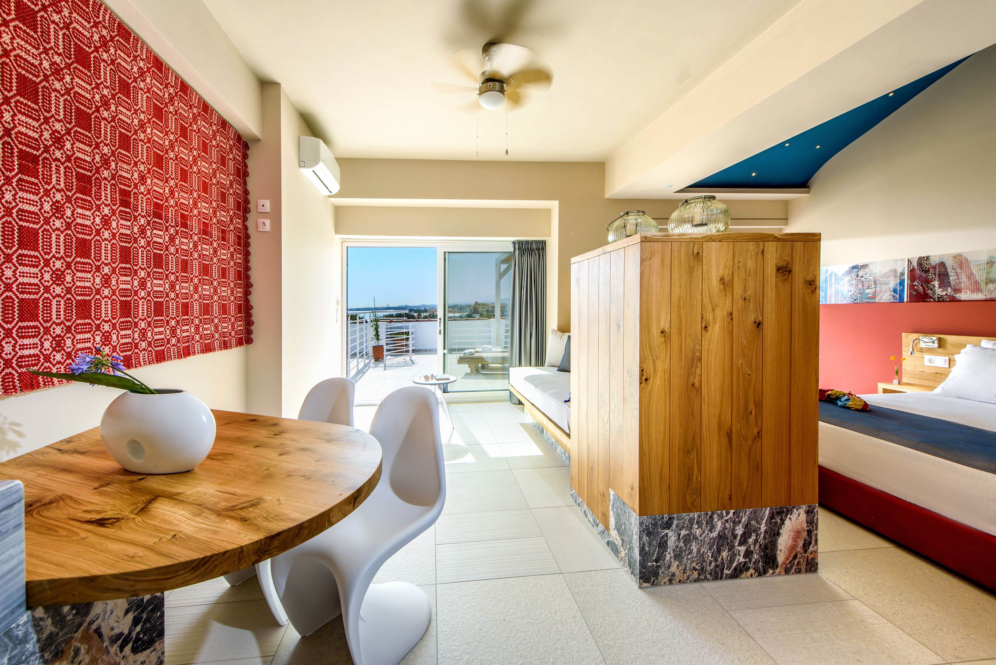 panoramic suite, sea view | living room | tv