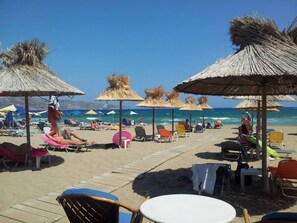 En la playa y bar en la playa 